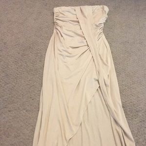 Sleeveless dress with high slip
